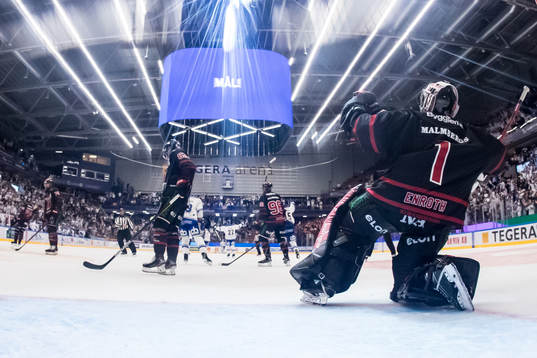 Örebros målvakt Jhonas Enroth och Örebros Robert Leino