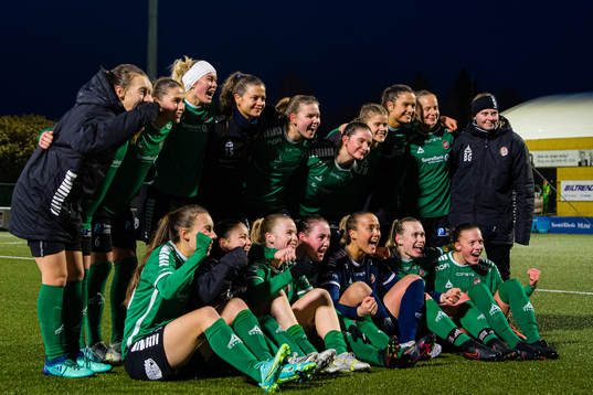 Players of Fløya celebrates