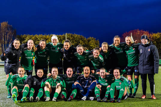 Players of Fløya celebrates
