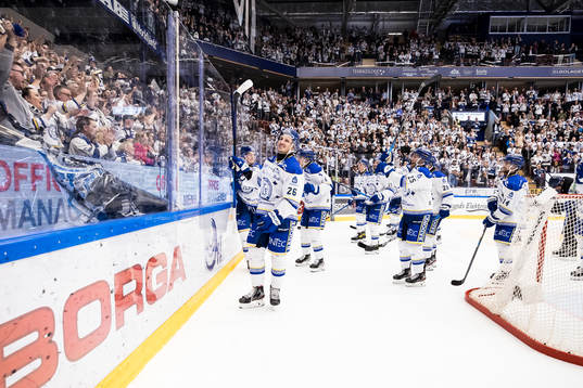 Leksands Patrik Norén  jublar med fansen och resten av