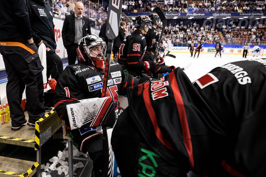 Örebros målvakt Jhonas Enroth deppar  i båset