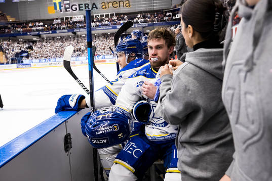 Leksands Oskar Lang plåstras om