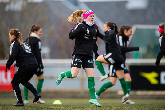 Ina Birkelund of Fløya warms up