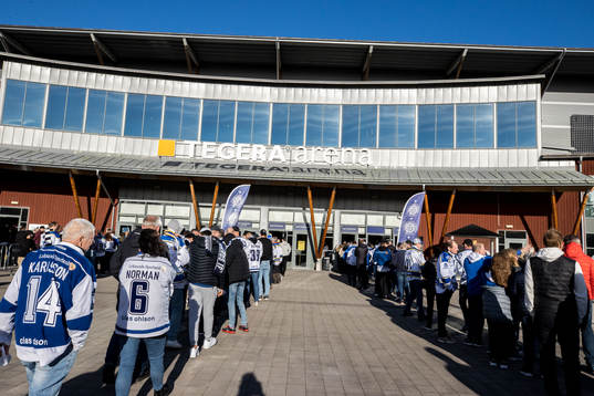 Långa köer utanför Tegera Arena innan ishockeymatchen i