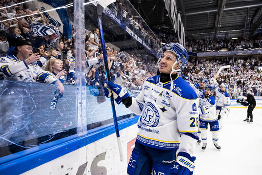 Leksands Patrik Norén  jublar med fansen
