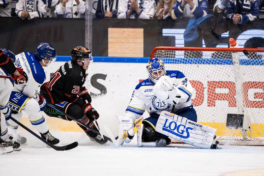 Örebros Linus Öberg och Leksands målvakt Kasimir Kaskisuo