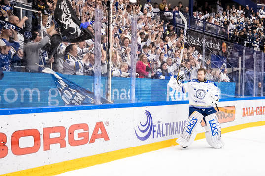 Leksands målvakt Kasimir Kaskisuo jublar med fansen