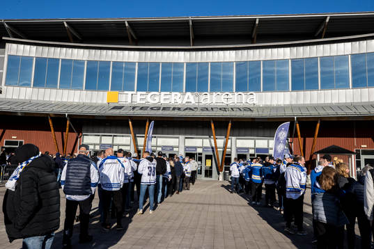 Långa köer utanför Tegera Arena innan ishockeymatchen i