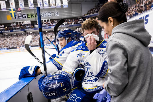 Leksands Oskar Lang plåstras om