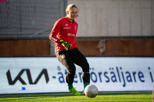 Örebros målvakt Tove Enblom innan fotbollsmatchen i
