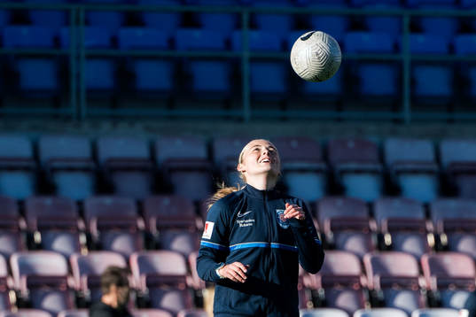 Eskilstunas Paulina Nyström innan fotbollsmatchen i