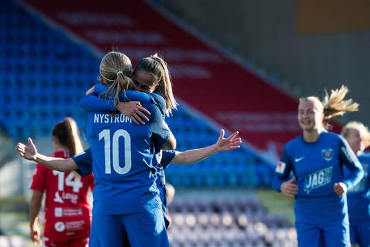 Eskilstunas Paulina Nyström och Felicia Saving jublar
