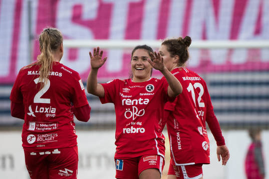 Örebros Elin Pikkujämsä och Carly Wickenheiser jublar