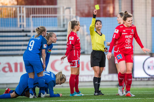 Örebros Jessie Scarpa tilldelas gult kort av domare Maral