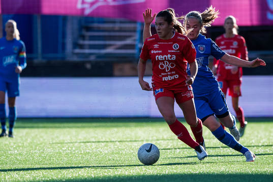 Örebros Carly Wickenheiser och Eskilstunas Paulina Nyström