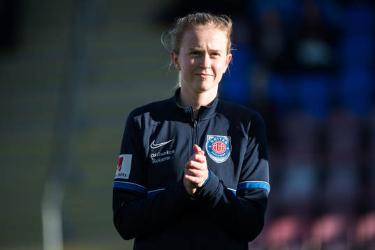 Eskilstunas Emma Östlund innan fotbollsmatchen i