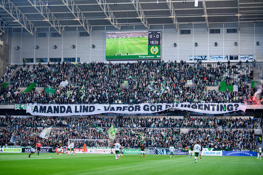 Hammarbys supportrar med en banderoll