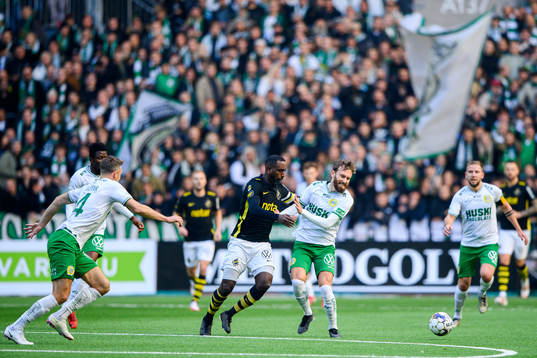 s Henok Goitom och Hammarbys Simon Sandberg