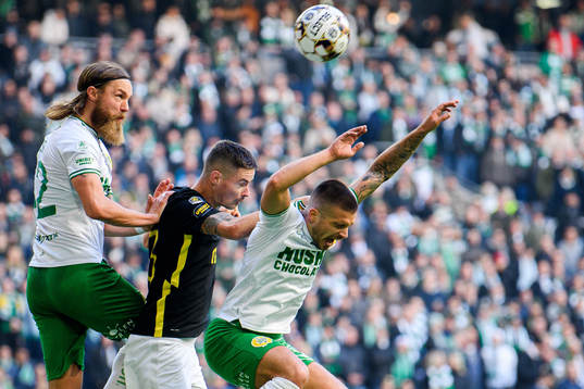 s Mikael Lustig i en luftduell med Hammarbys Bjørn Paulsen
