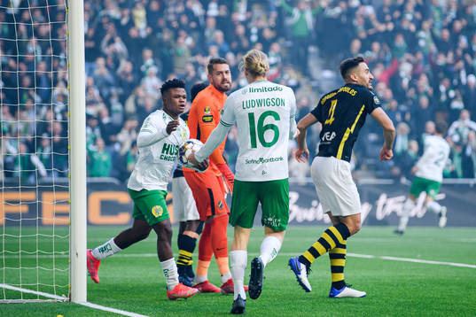 Hammarbys Akinkunmi Amoo och Gustav Ludwigson jublar