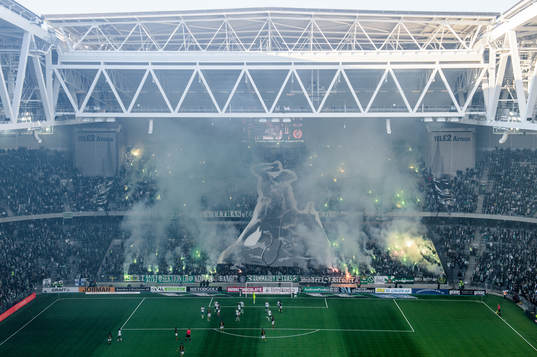 Hammarbys supportrar bränner bengaler