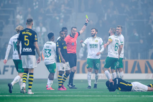 Hammarbys Simon Sandberg får ett gult kort av domare