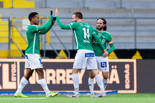 Brages Niklas Söderberg jublar med Seth Kanteh Hellberg