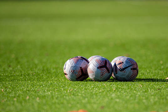 Fotbollar på konstgräs
