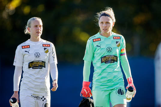 Häckens Filippa Curmark och målvakt Jennifer Falk deppar
