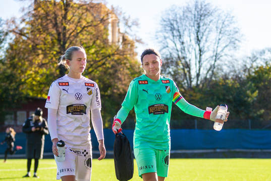 Häckens Filippa Curmark och målvakt Jennifer Falk deppar