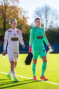 Häckens Filippa Curmark och målvakt Jennifer Falk deppar