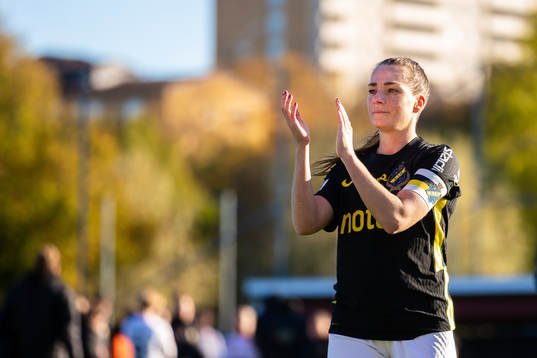 s Hallbera Gisladottir applåderar publiken