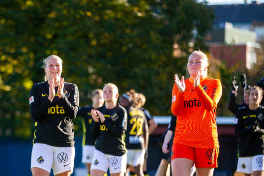 s Emma Santamäki och målvakt Milla-Maj Majasaari