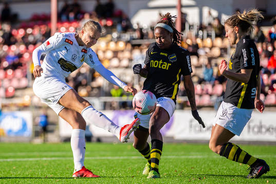 s Konya Plummer och Hannah Davison