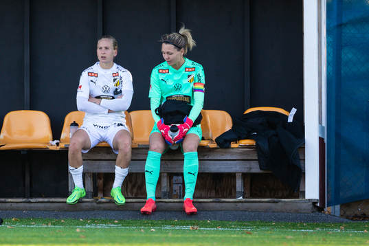 Häckens Filippa Curmark och målvakt Jennifer Falk deppar
