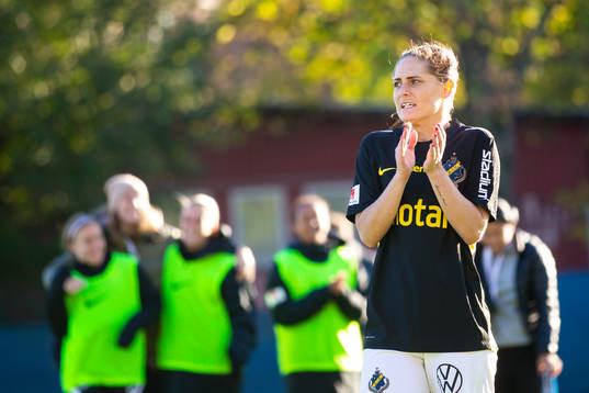 s Hannah Davison applåderar publiken