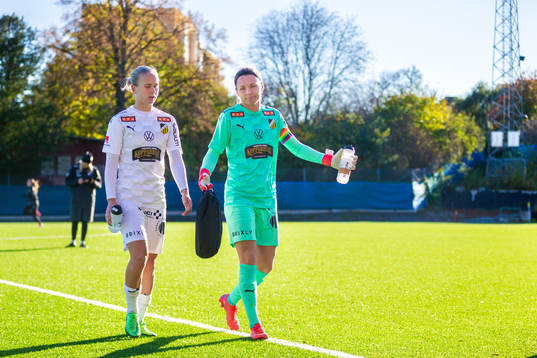 Häckens Filippa Curmark och målvakt Jennifer Falk deppar