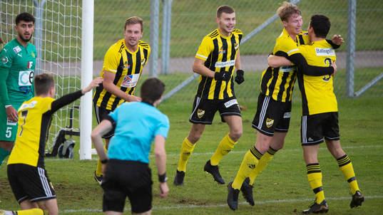 IFK Hässleholms Hugo Arvidsson har nickat in 1-0 och