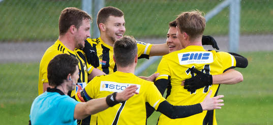 IFK Hässleholms Hugo Arvidsson har nickat in 1-0 och