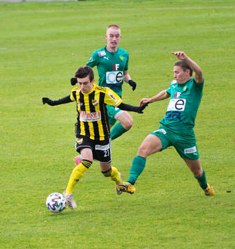 IFK Hässleholms Armin Culum fälls bryskt i matchen i div