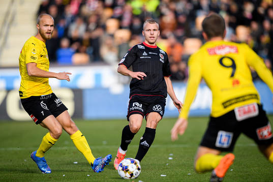 Kalmars Sebastian Ring i en kamp mot Mjällbys Viktor
