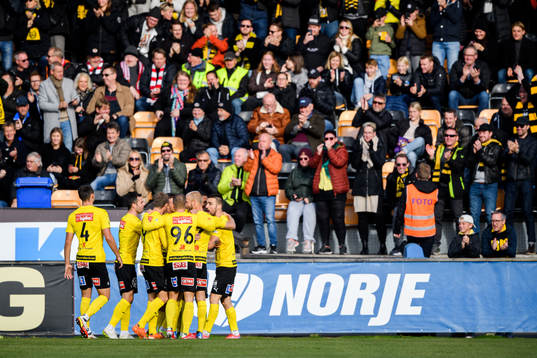 Mjällbys spelare jublar med Amin Sarr