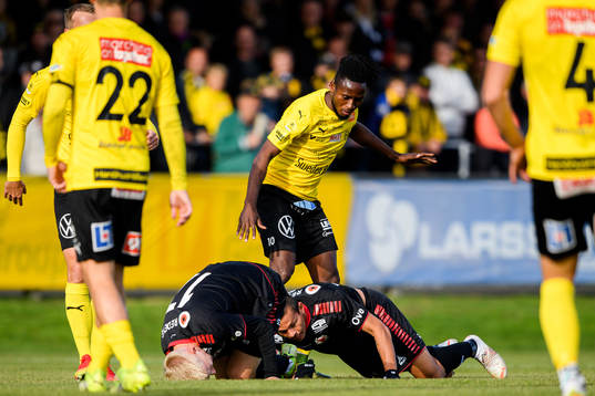Kalmars Carl Gustafsson och Romario Pereira Sipiao framför
