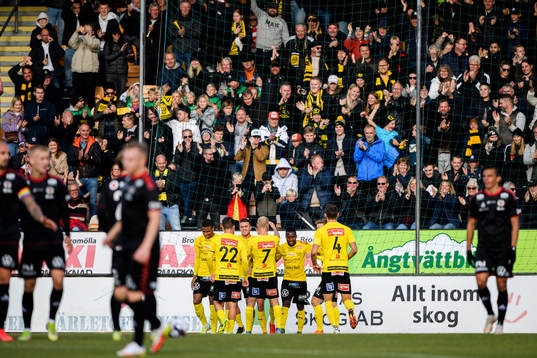 Mjällbys Elias Andersson jublar