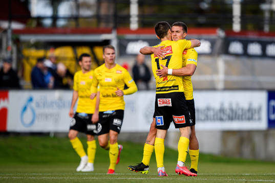 Mjällbys Ivan Kricak och Carlos Moros Gracia jublar