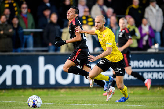 Kalmars Romario Pereira Sipiao och Mjällbys Viktor