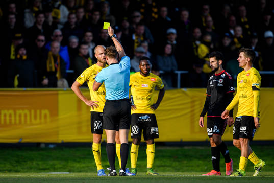 Mjällbys Viktor Gustafson får en varning