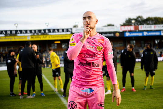 Mjällbys målvakt Carl-Johan Eriksson jublar