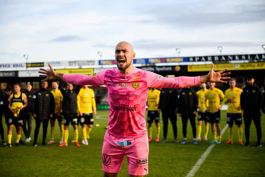 Mjällbys målvakt Carl-Johan Eriksson jublar