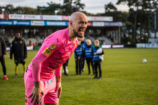 Mjällbys målvakt Carl-Johan Eriksson jublar